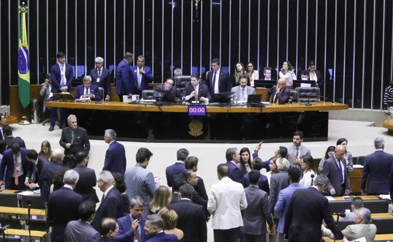 Congresso derruba veto e garante pensão vitalícia a vítimas do Zika Vírus