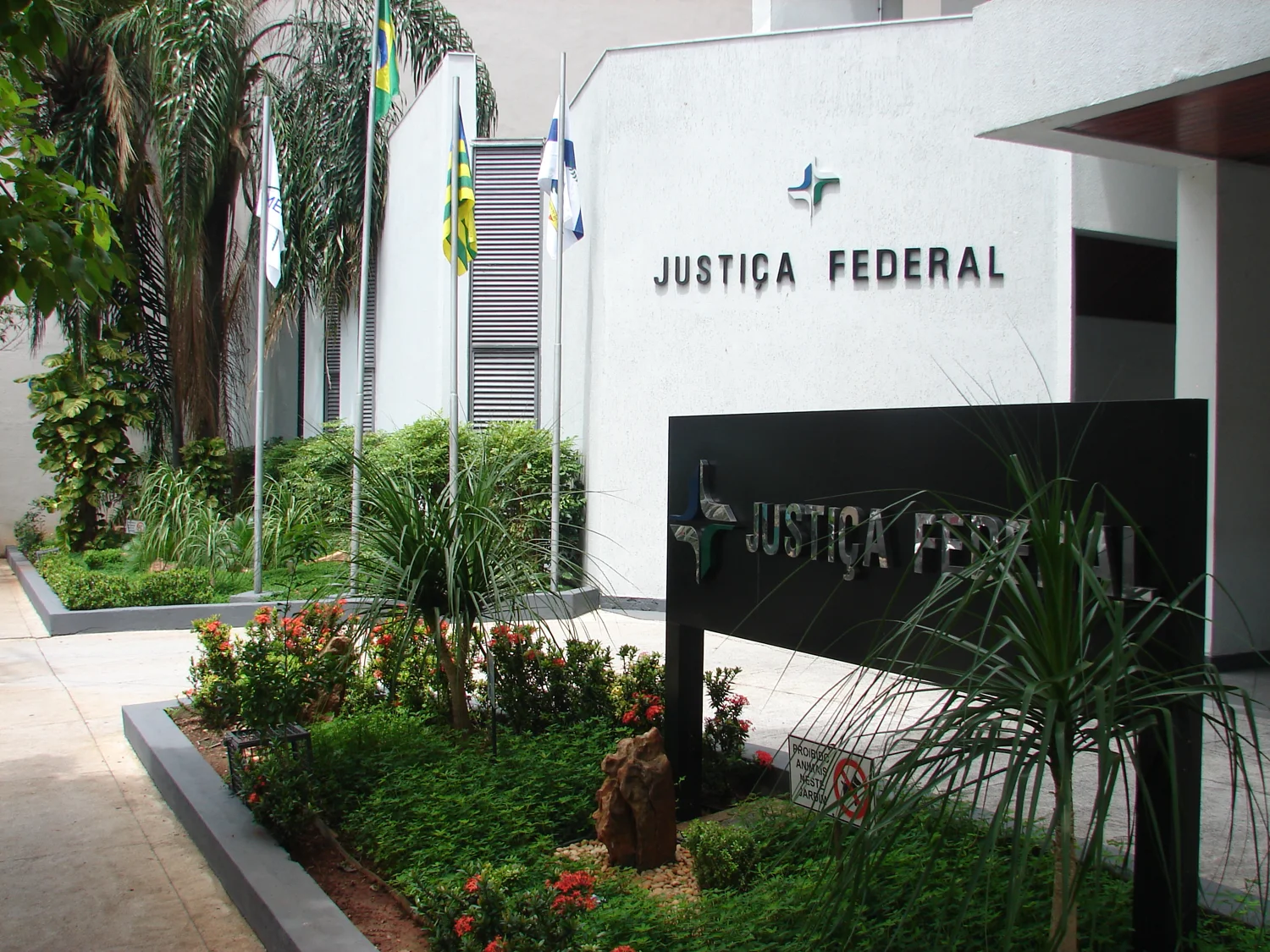 Justiça Federal condena INSS por danos morais após retenção injustificada de valores retroativos