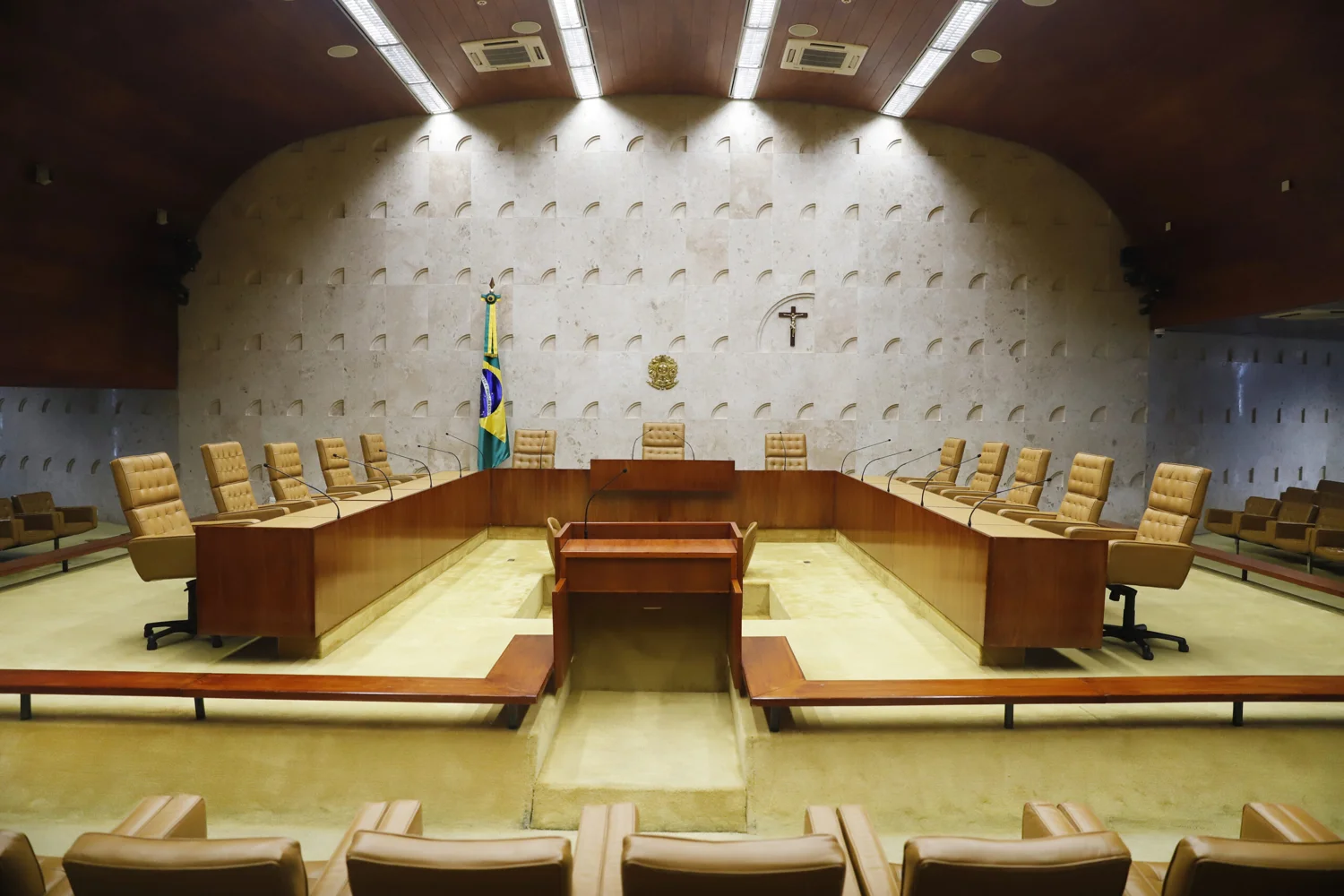 STF suspende processos sobre tempo de contribuição igual para homens e mulheres na previdência complementar.