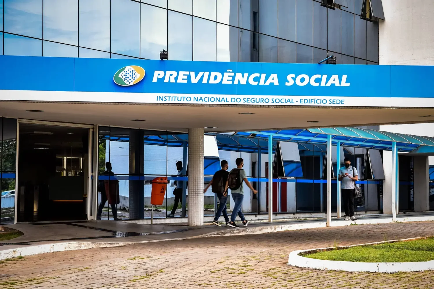 Tema 359 da TNU: Complementação de contribuição como segurado facultativo baixa renda para concessão de benefício por incapacidade