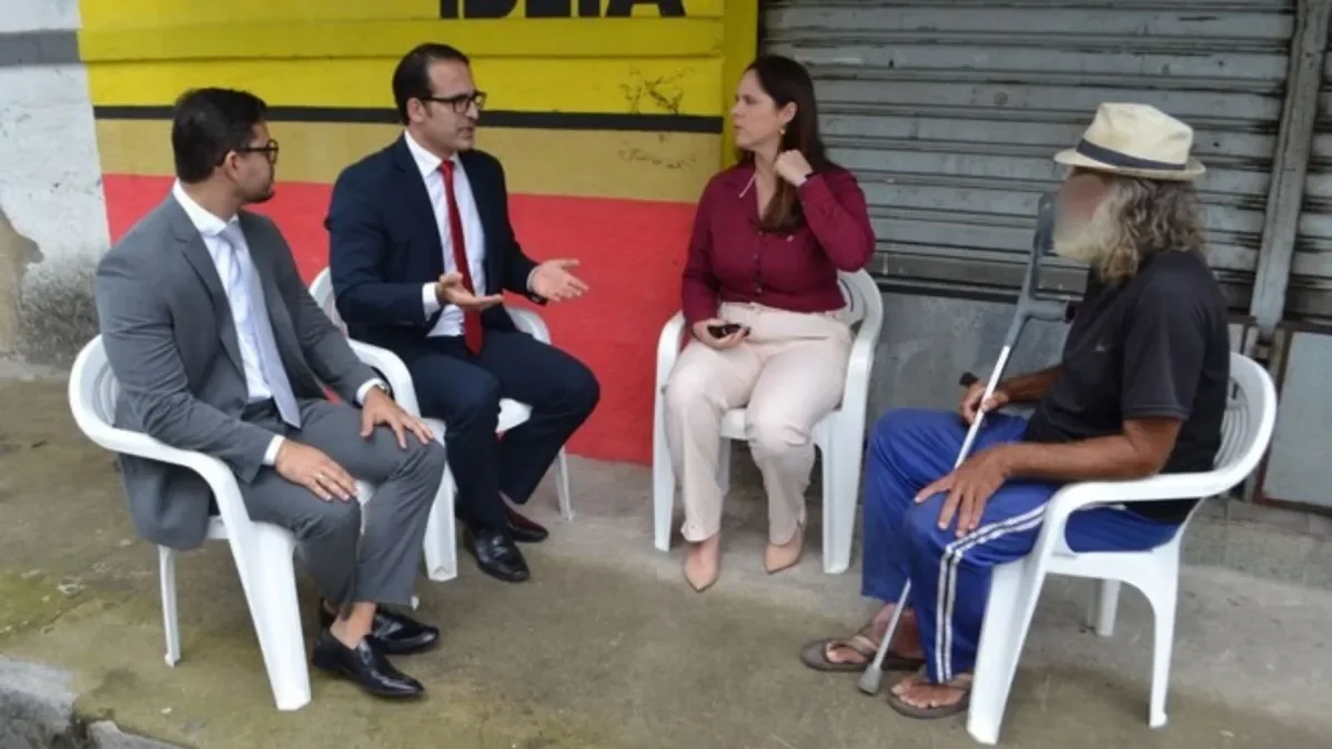 Juiz realiza audiência na rua e garante BPC a homem sem moradia fixa